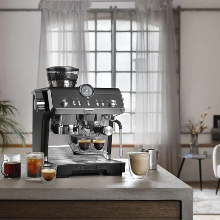 Кофеварка DeLonghi EC9555BK